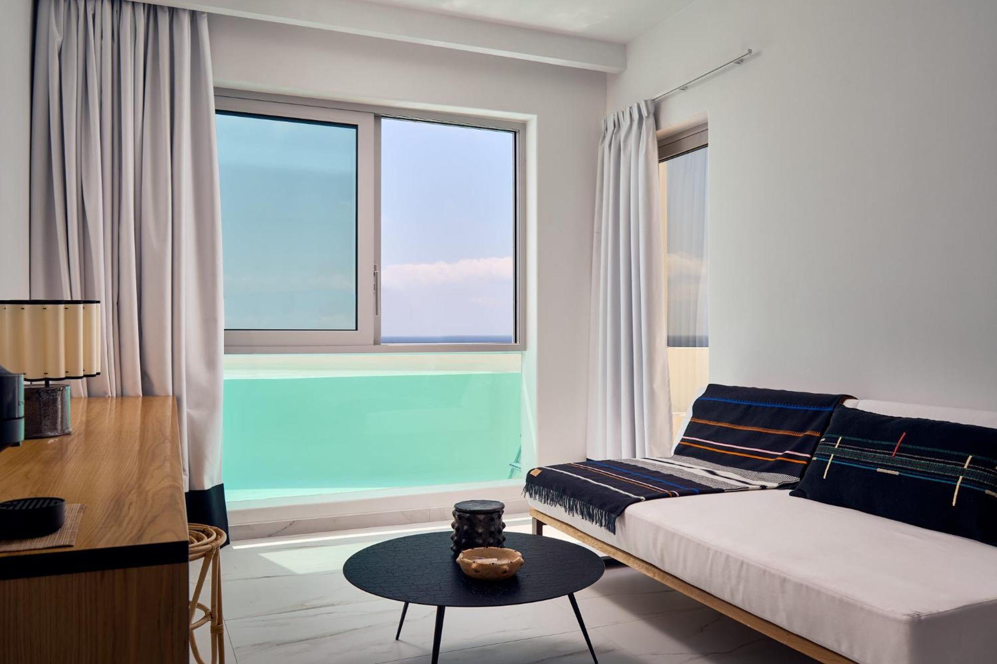 Kouros & Otel